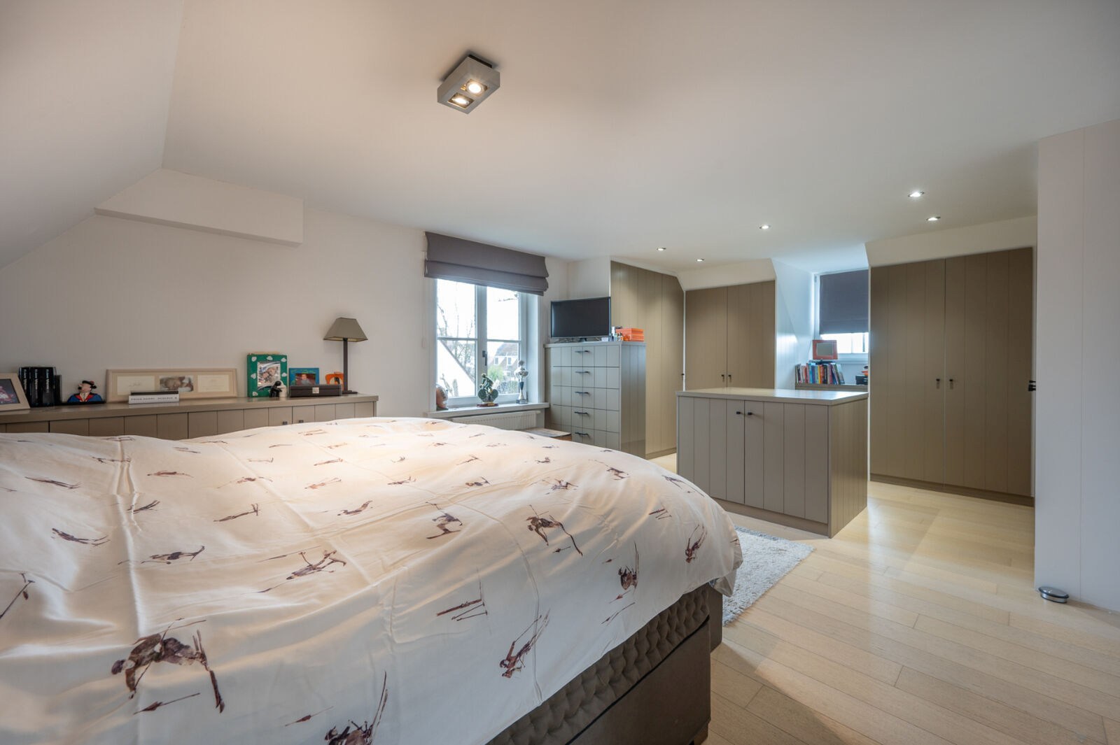 Prachtig gerenoveerde alleenstaande villa geniet van een uitstekende centrale ligging, op slechts enkele minuten van het centrum van Knokke. 