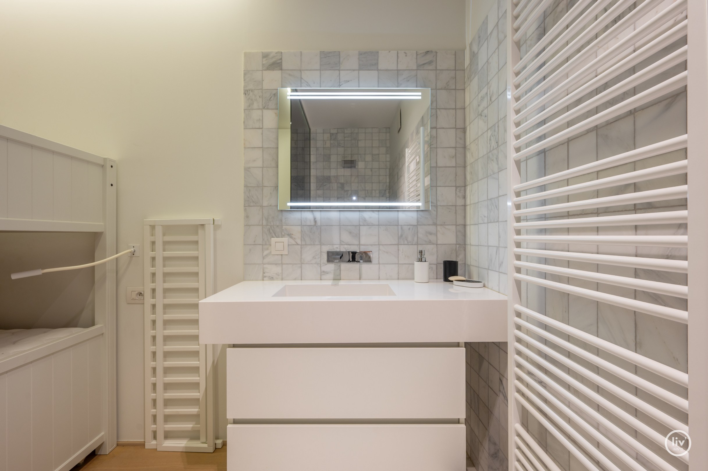 Breed en luxueus afgewerkt tuinappartement met wijde zichten op het meer. 