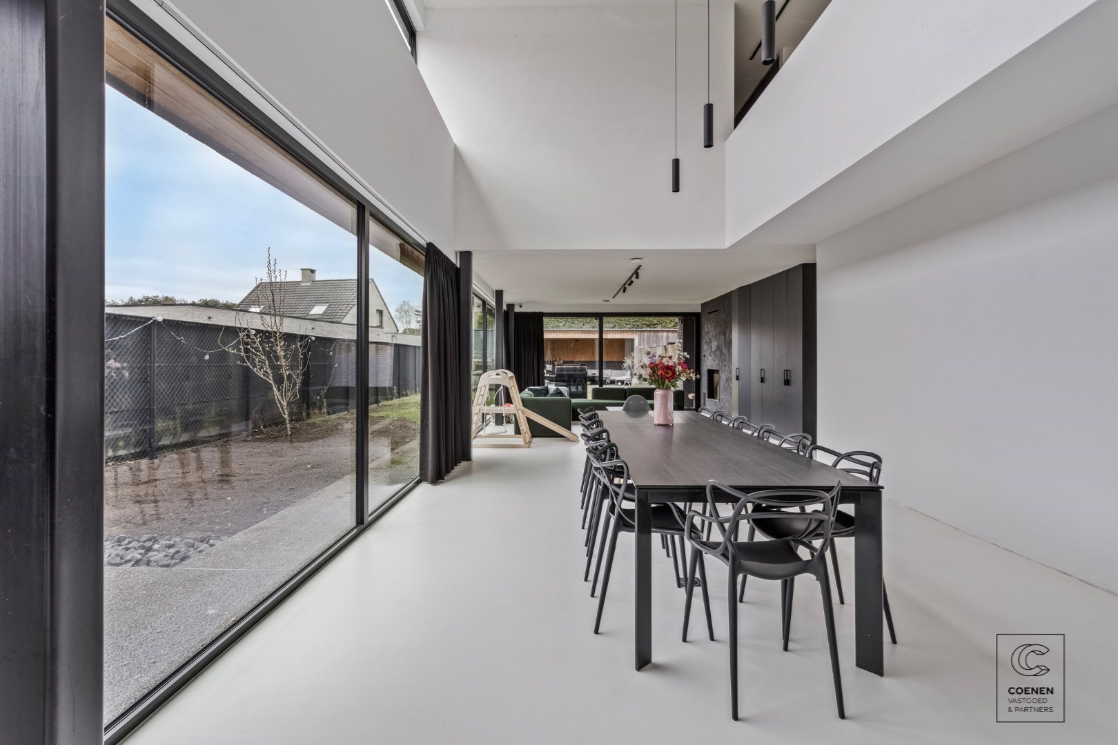 Prachtig verder af te werken HOB van 320 m² in een doodlopende straat! 