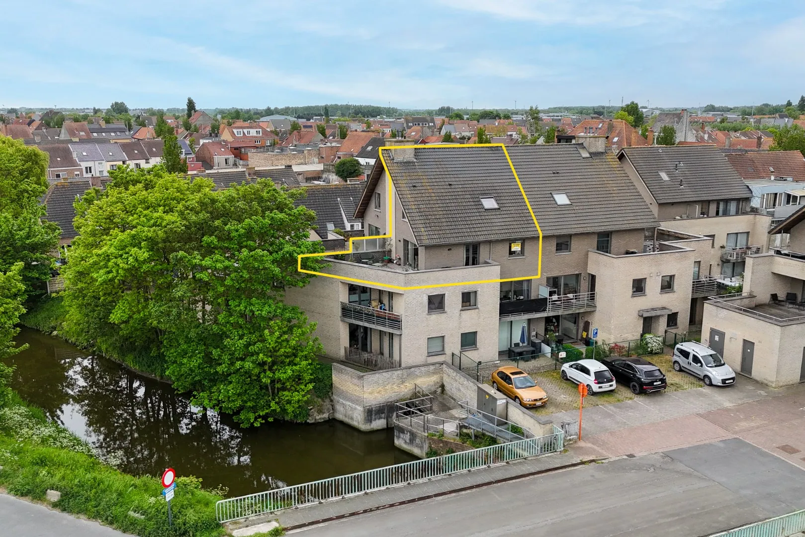 Lichtrijk duplexappartement met ruim terras in rustige doodlopende straat