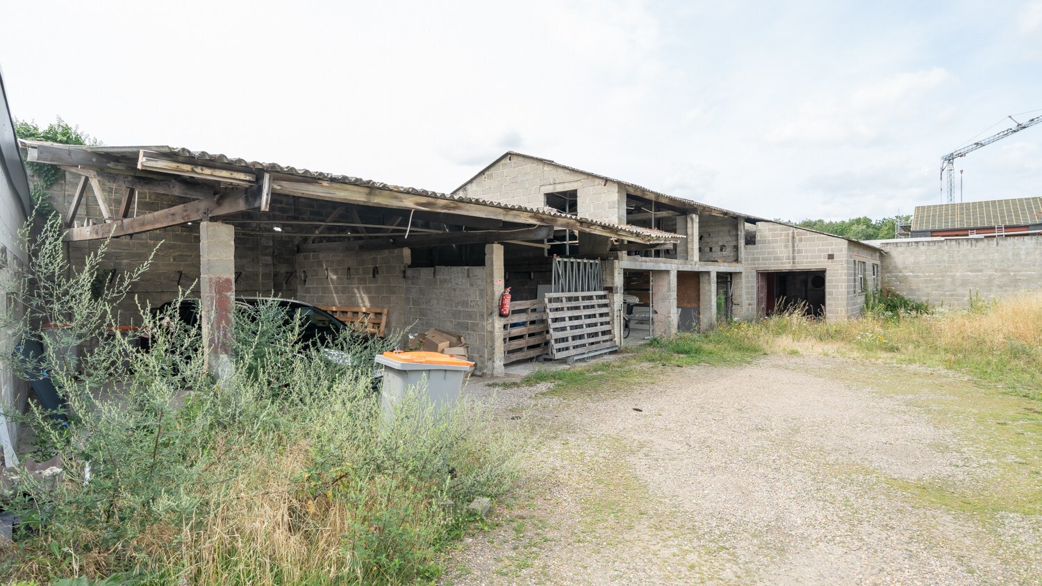 Te renoveren bergruimte + parkeerplaatsen langs doorgangsweg! 