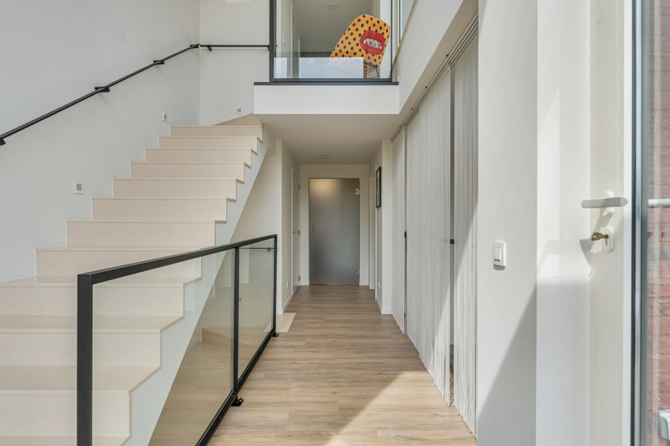 Unieke, hoogwaardig afgewerkte stadswoning op een ruim perceel mét ruime garage bereikbaar langs de achterzijde! 
