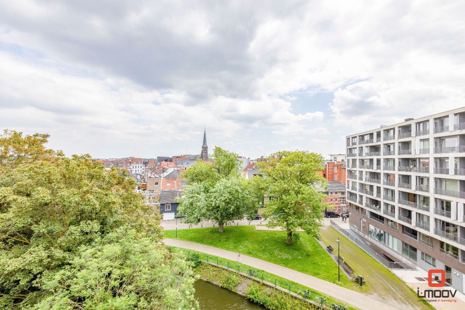 Ruim en lichtrijk drieslaapkamerappartement met prachtig zicht op het water en het groen! 