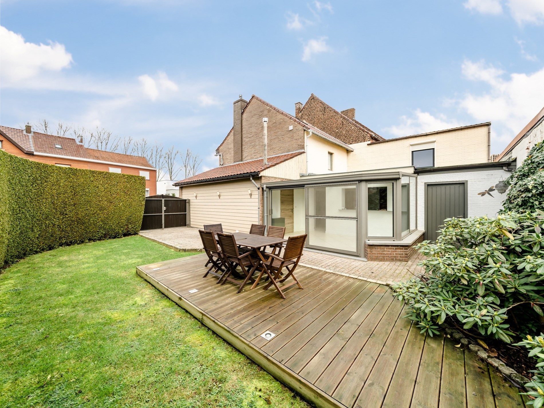 Gerenoveerde 3-gevelwoning met 3 kamers, garage en tuin 