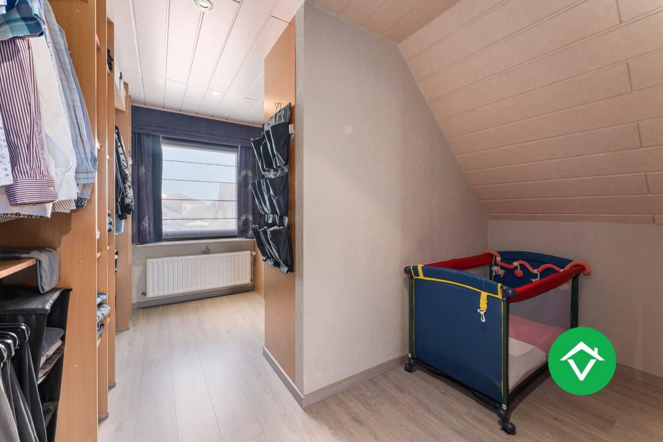 Ruime open bebouwing met 4 slaapkamers en 3 garages in Kortemark 