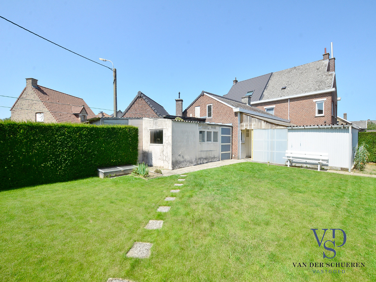 Degelijke woning met tuin en afz. garage. 