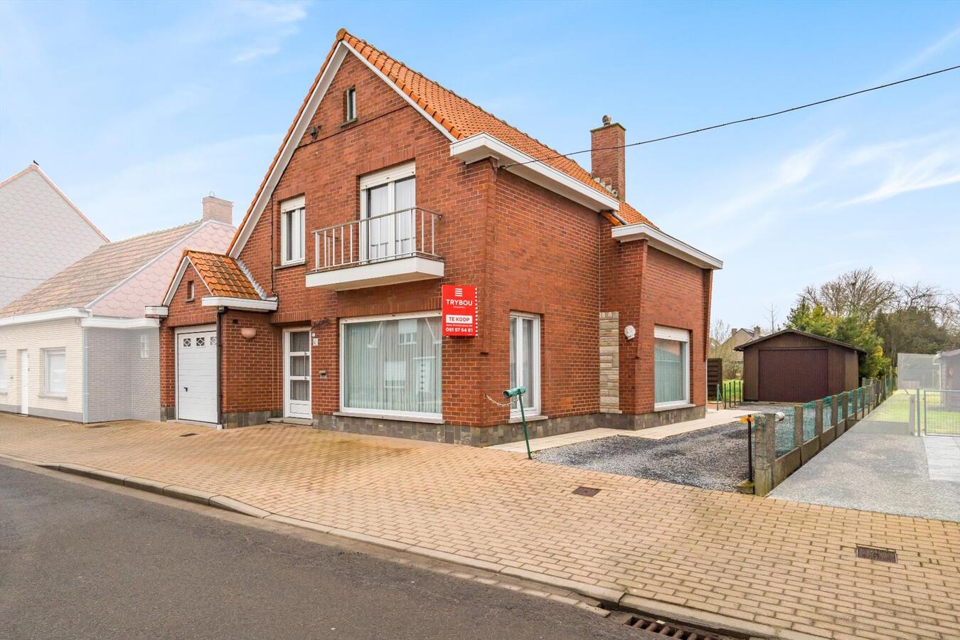 Uitstekend onderhouden halfopen woning met grote tuin 
