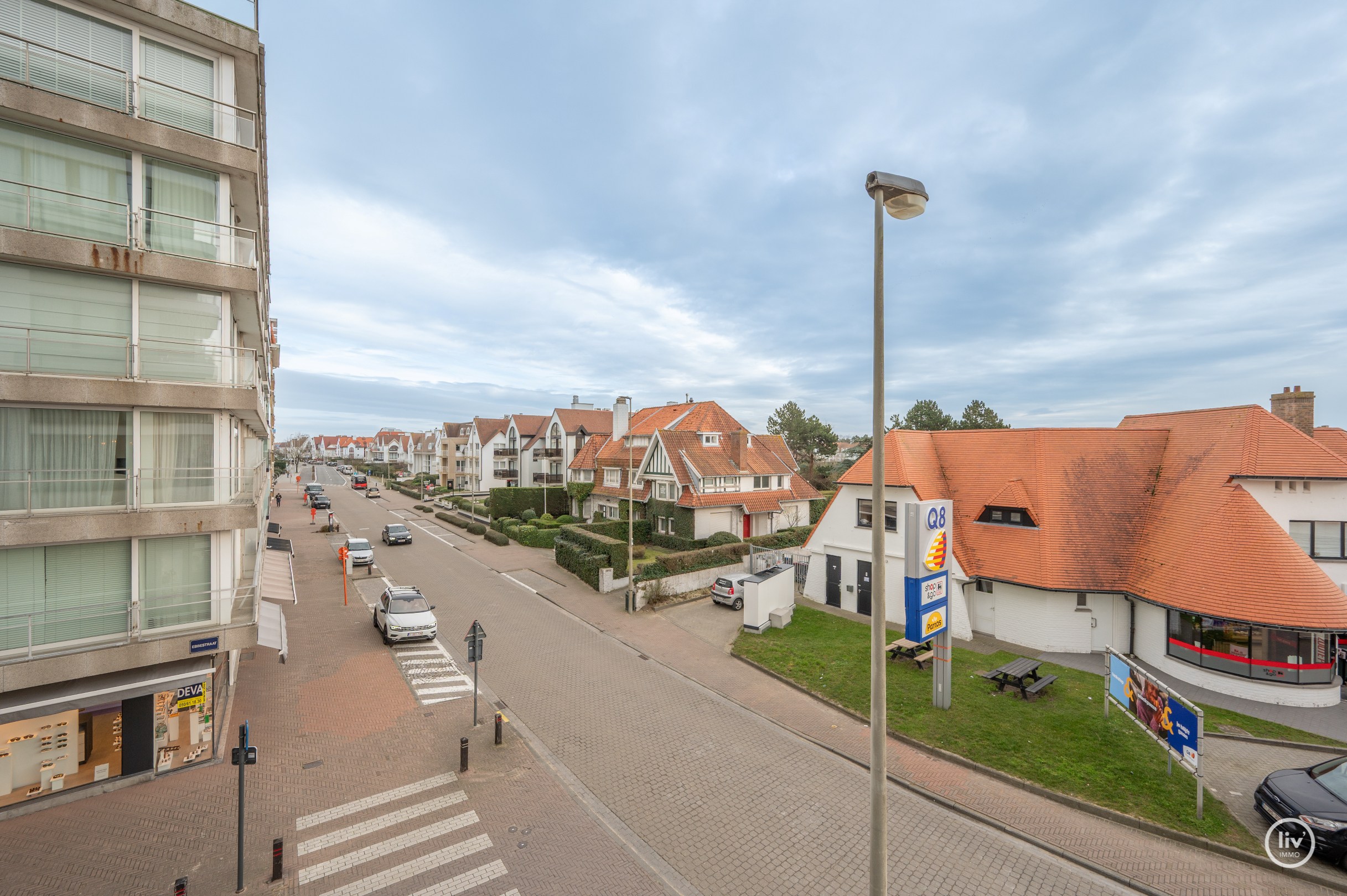 Prachtig HOEKappartement met open zichten en 3 slaapkamers gelegen op de Kustlaan te Knokke. 