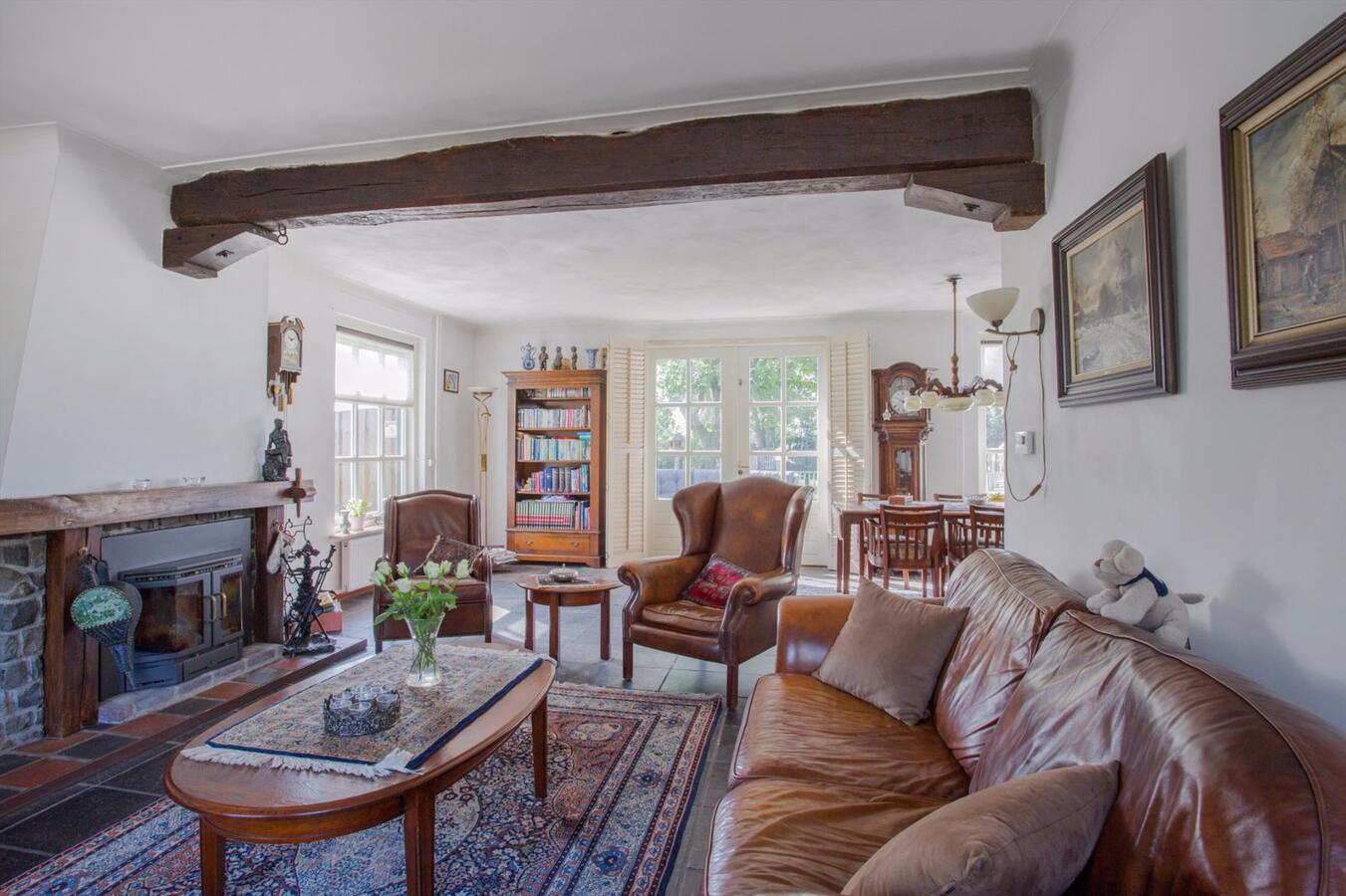 Gemoderniseerd vrijstaand landhuis met veel authentieke elementen en met riet afdekte kap, op een perceel van 1383 m2 grond aan de Heijerstraat 15 te Westerhoven. 