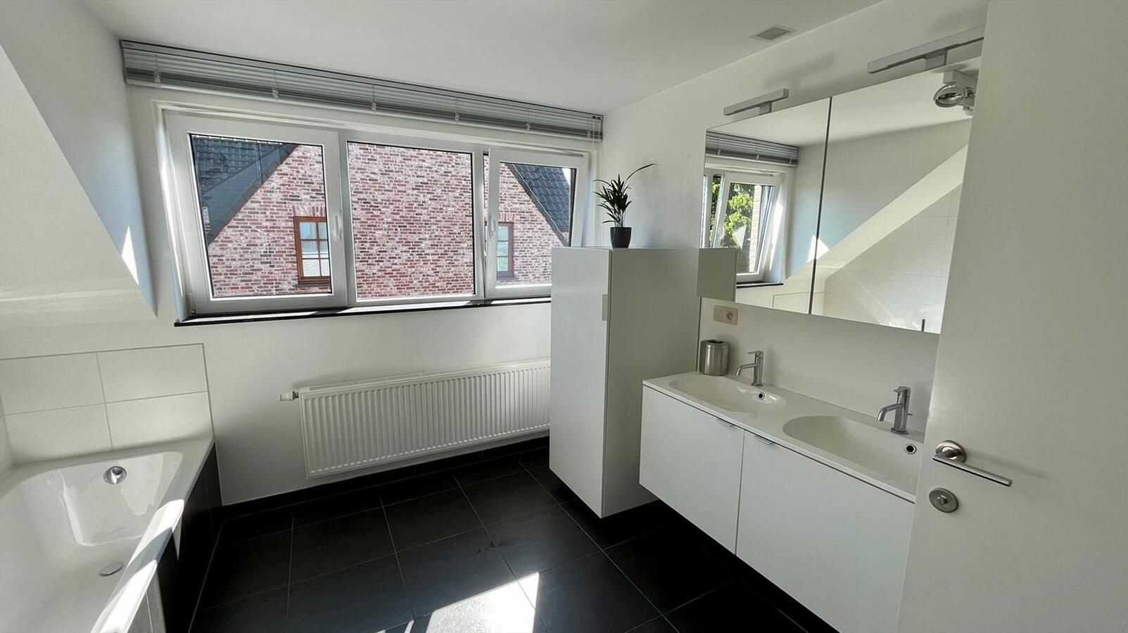 Ruime villa in residentiële wijk te Dikkelvenne 