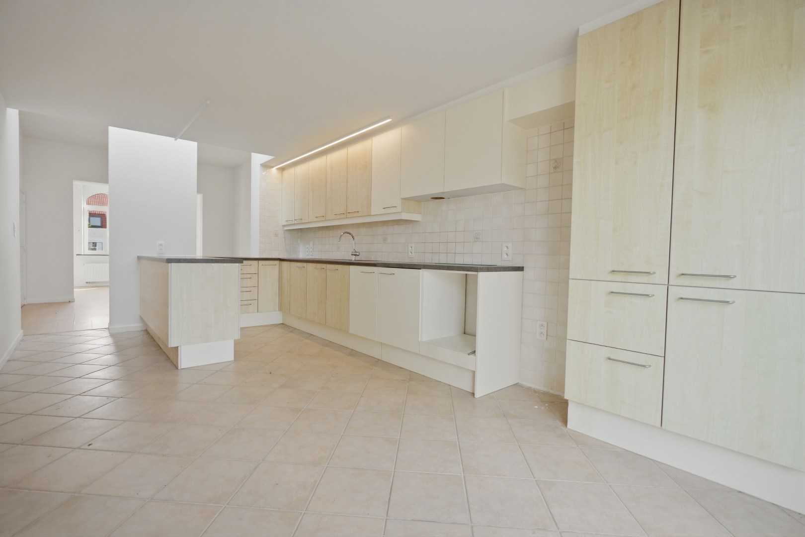 Recent gerenoveerde woning (2026), centraal gelegen aan het marktplein van Merkem! 
