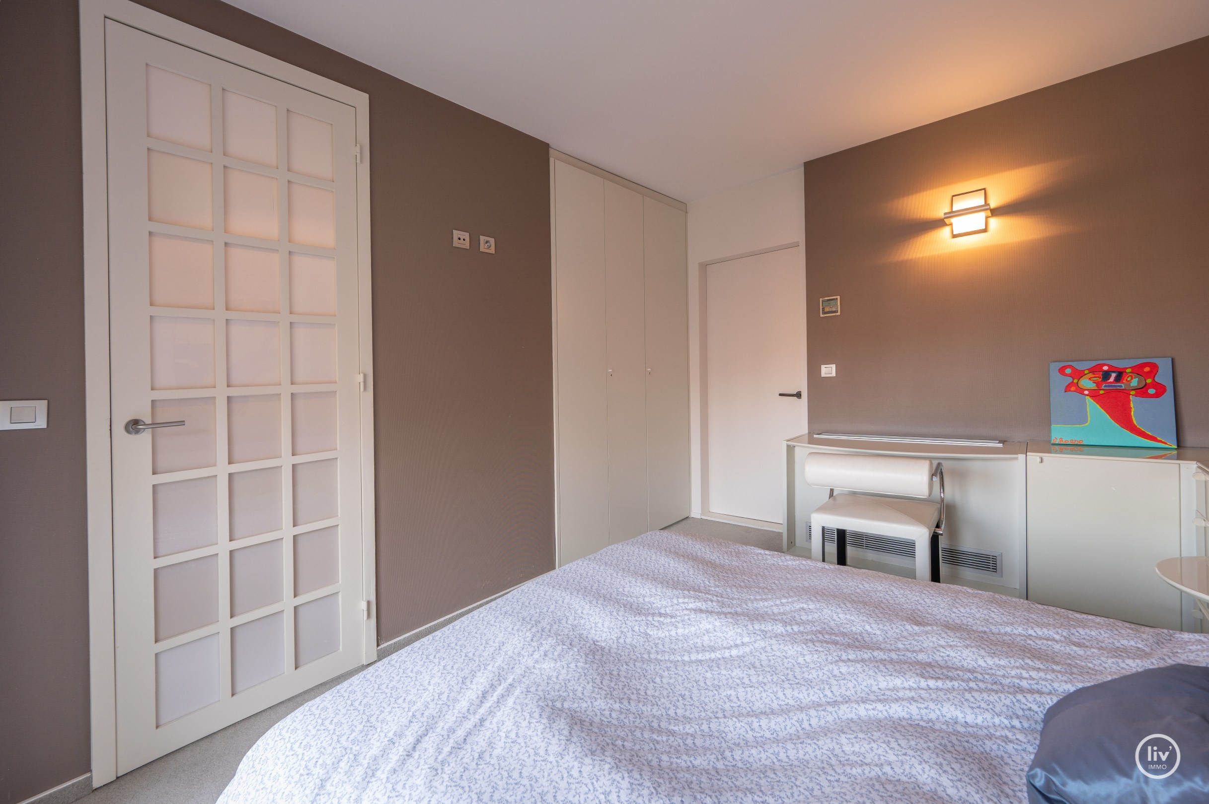 Dit magnifieke duplexappartement combineert uitzonderlijke volumes met adembenemende zichten over zowel de omliggende bossen als de zee. 