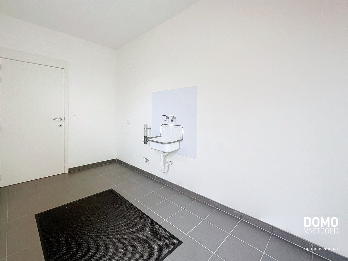 VOLLEDIG GERENOVEERDE WONING MET TUIN EN 3 SLAAPKAMERS RUSTIG GELEGEN TE KERMT 