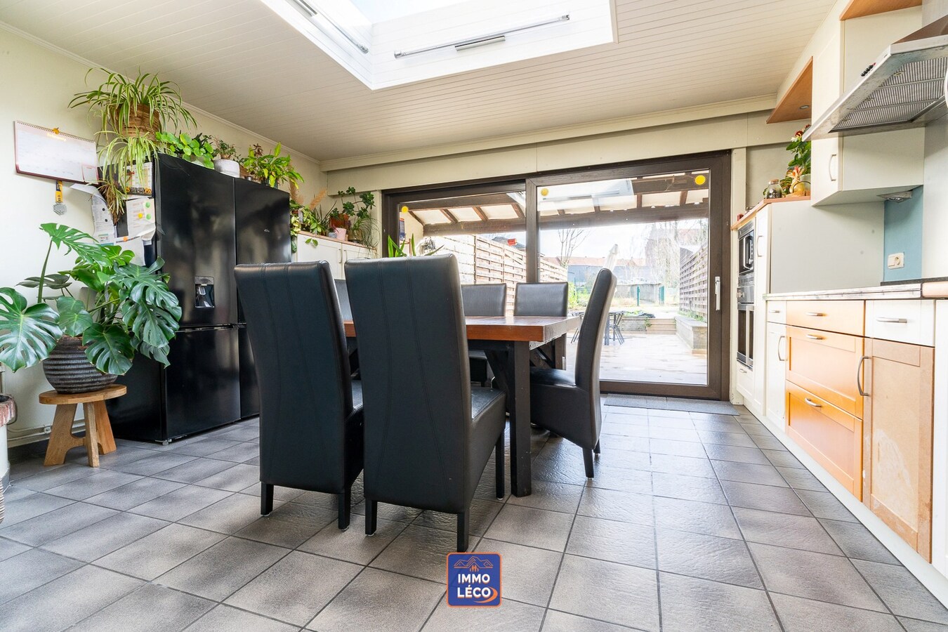 Maison rénovée érigée sur un terrain de 1448m² avec grand parking privatif, TOP SECTEUR 