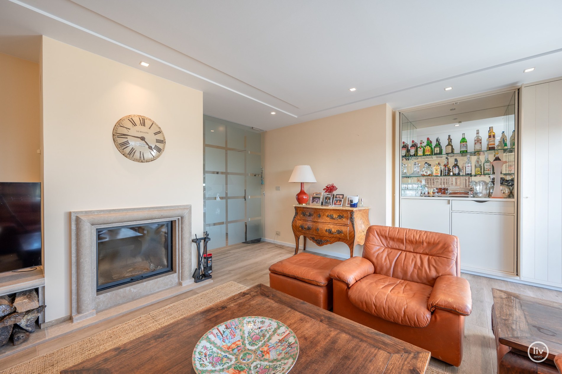 Uitzonderlijk dakappartement met een schitterend zonneterras en een prachtig open zicht over de villa's van het Zoute, gelegen tussen het centrum van Knokke. 