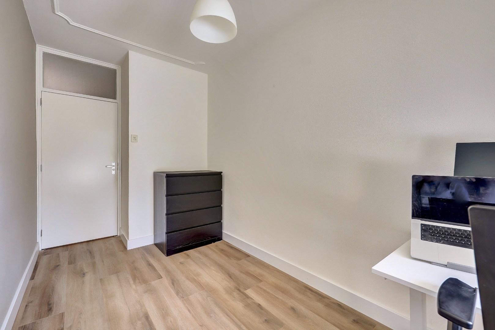 Goed onderhouden en instapklaar 4-kamer hoek-appartement op de 4e verdieping met moderne keuken en badkamer, 3 balkons en gelegen op eigen grond. 