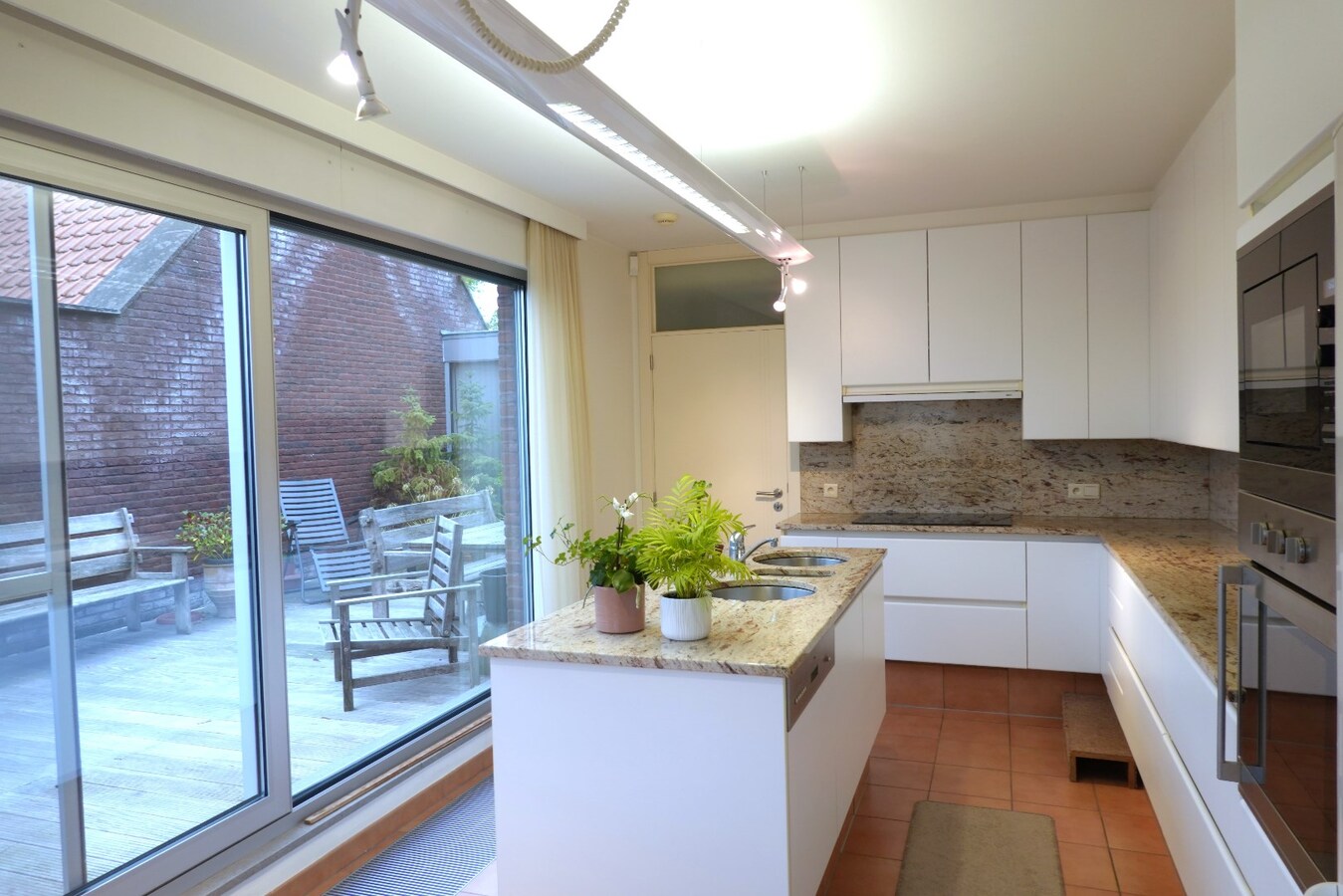 Lichtrijk en ruim appartement met garage (EPC: B) 