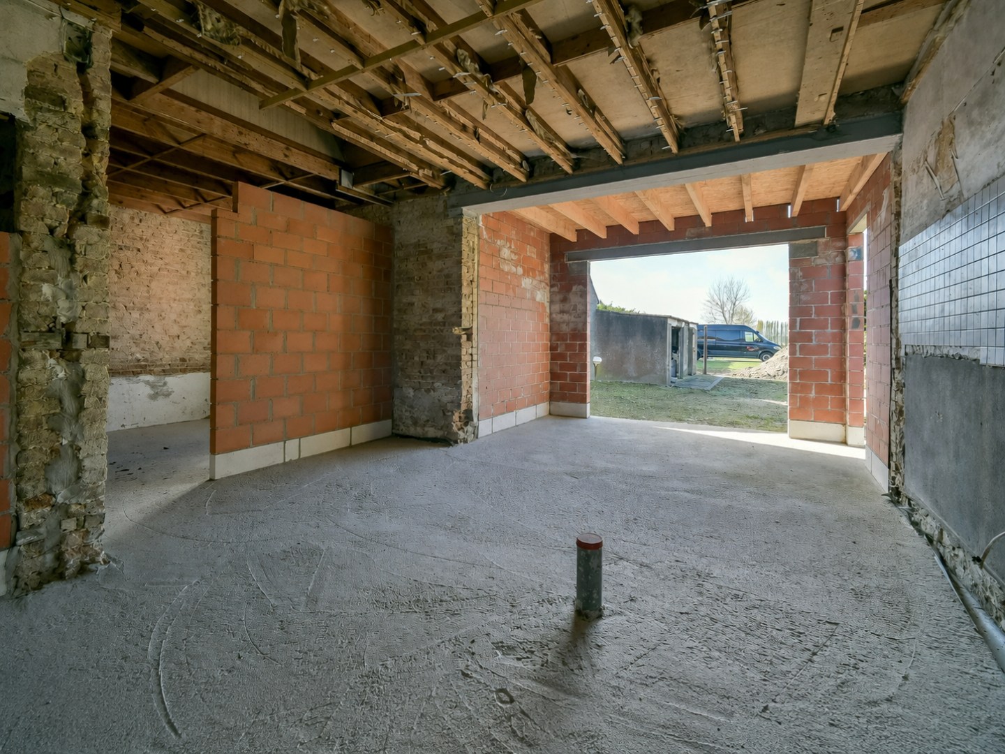 Ruwbouwwoning met tal van mogelijkheden in rustige ligging te Kortemark! 
