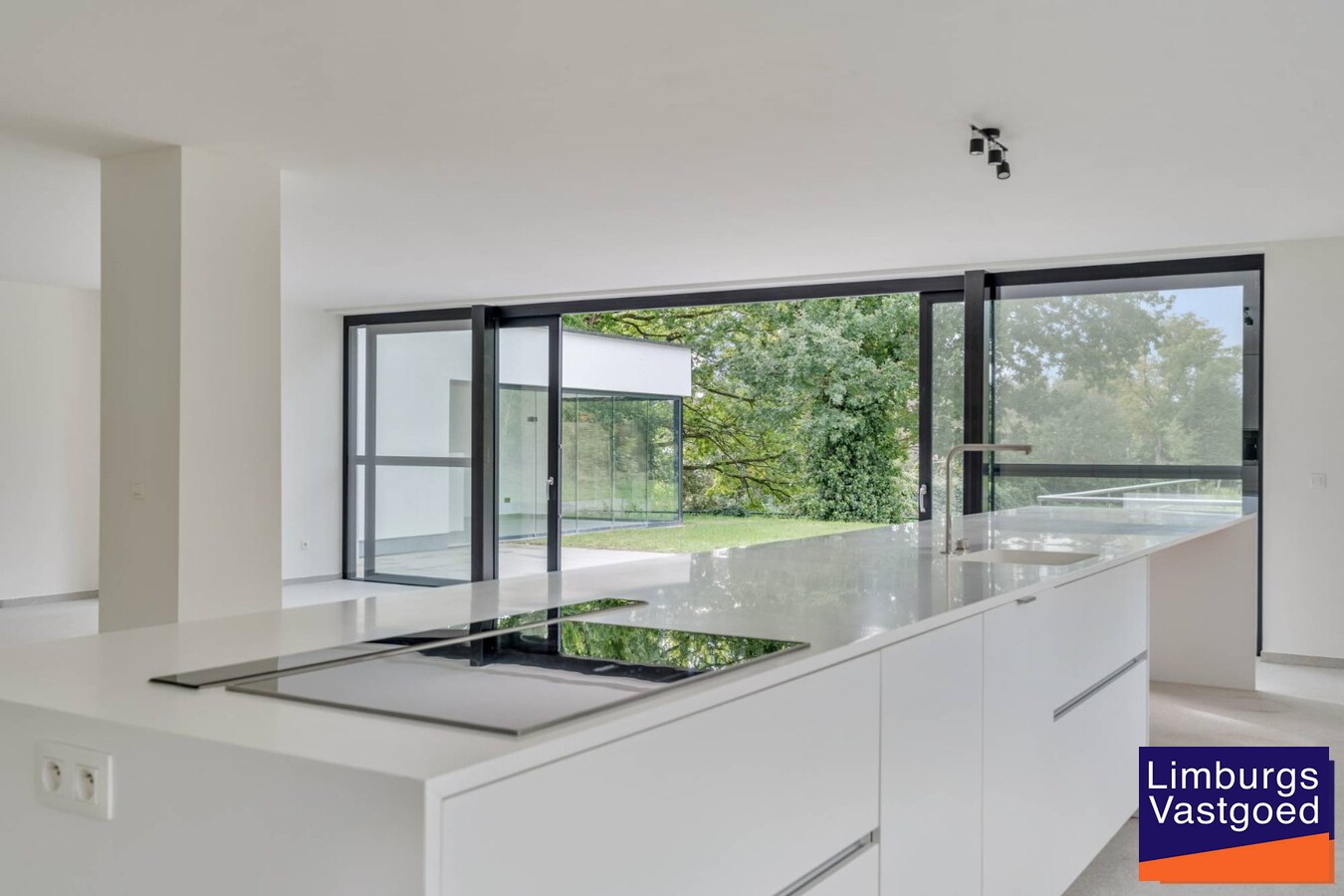 Exclusieve woning met praktijkruimte en zicht op weilanden 