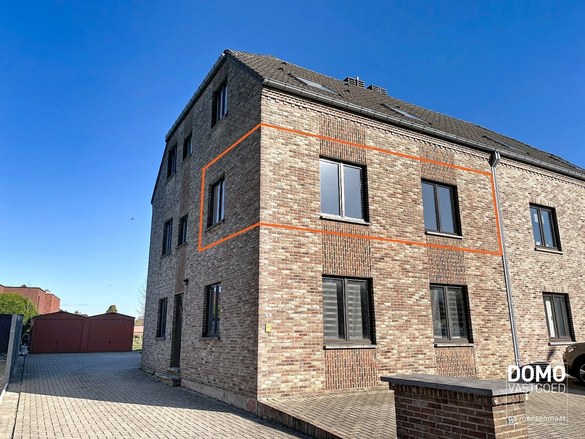 LICHTRIJK APPARTEMENT MET 2 SLAAPKAMERS EN GARAGEBOX 