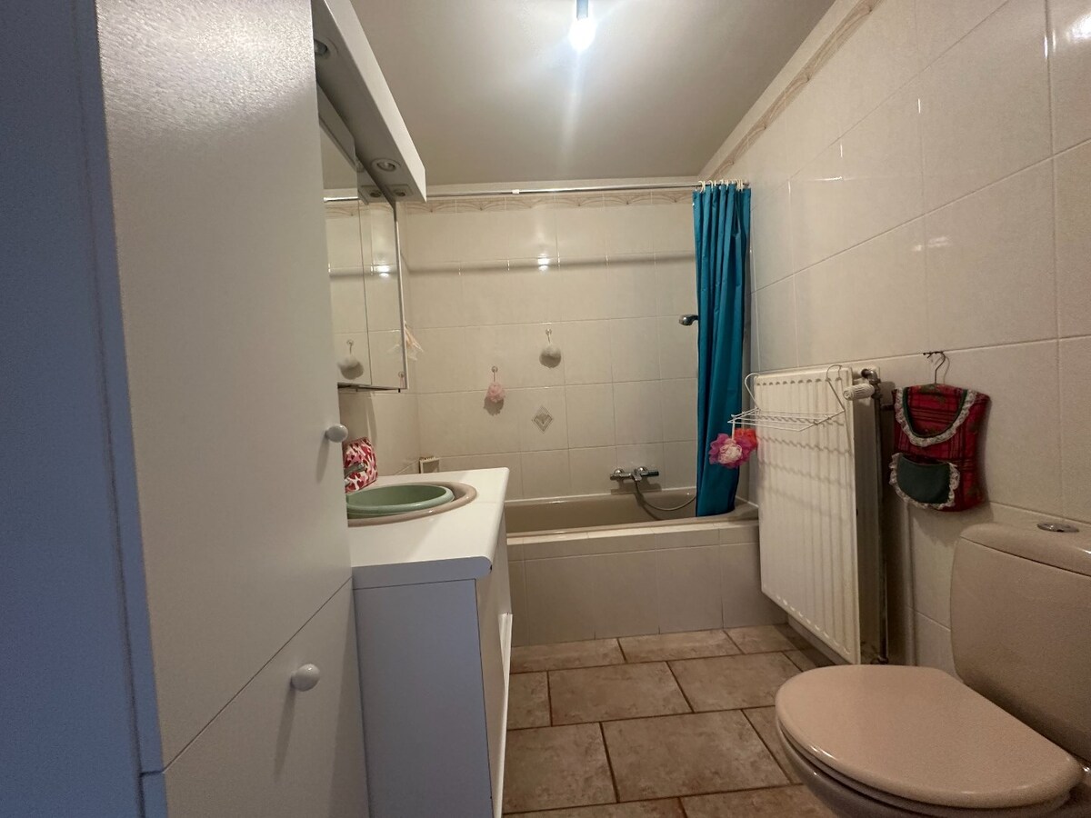 Uitstekend gelegen, ruim appartement met groot terras pal in het centrum van Langemark 