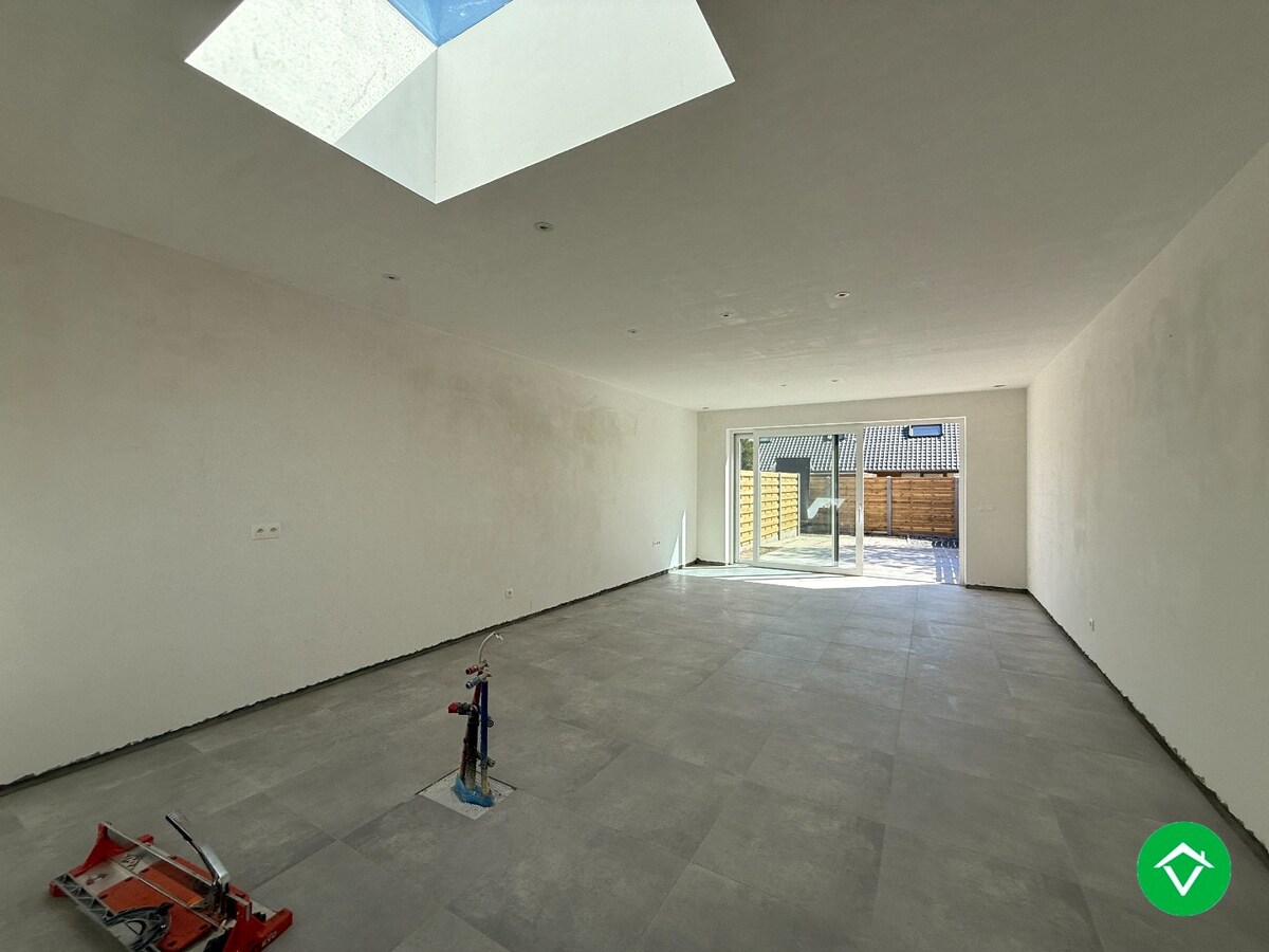 Centraal gelegen nieuwbouwwoning met 3 slaapkamers, tuin en overdekte autostaanplaats 