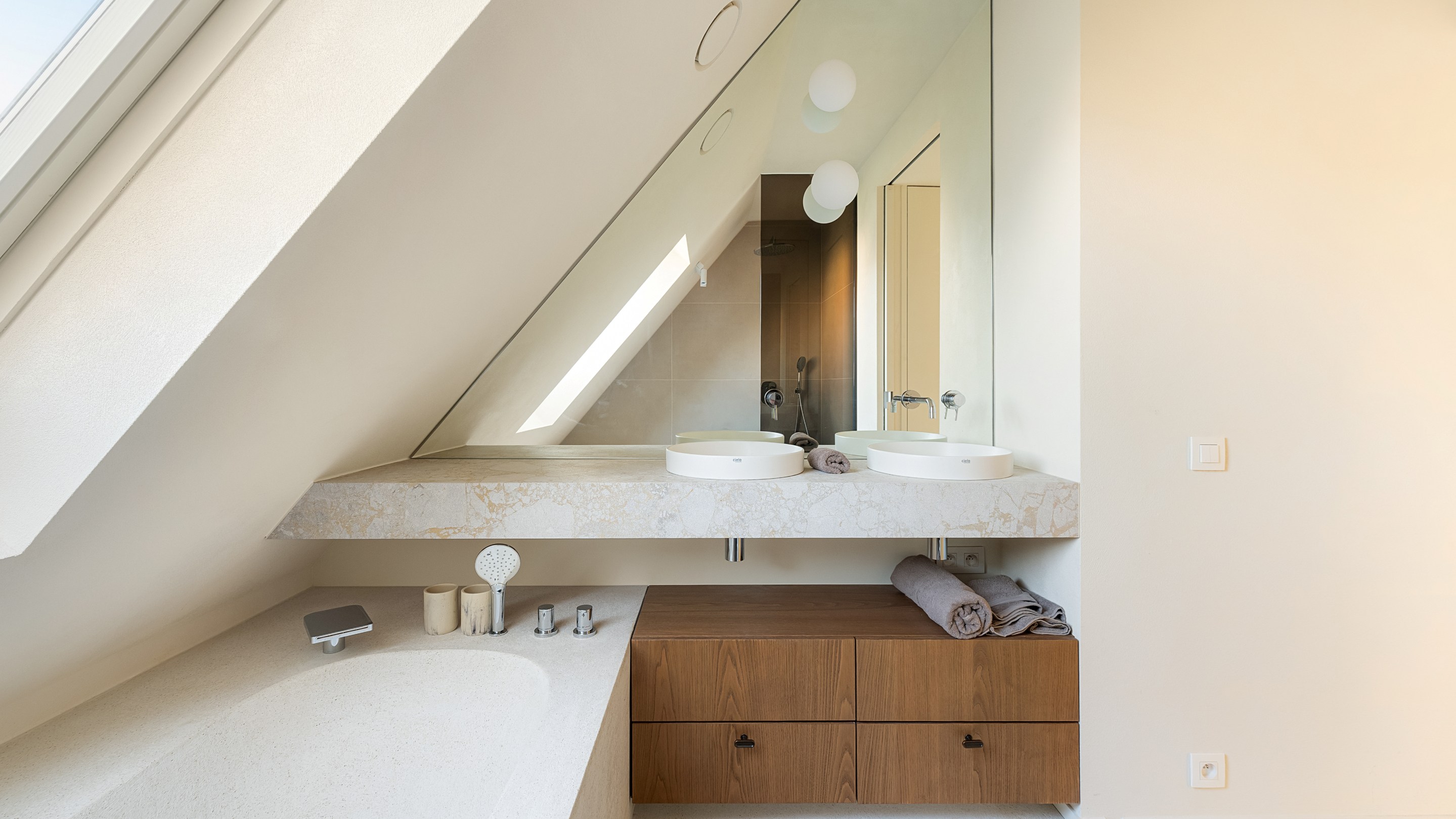 Villa de luxe rénovée dans un quartier résidentiel. 