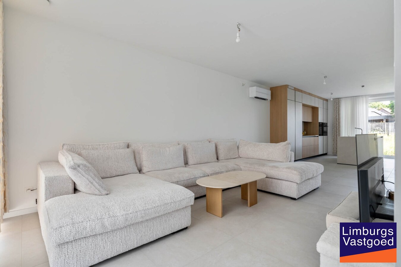 Moderne nieuwbouwwoning, 5 slpk, op een perceel van 4a31ca. 