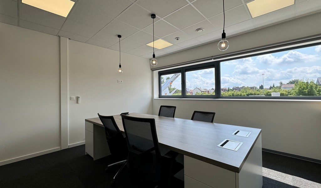 Gerenoveerde kantoren te huur in industriezone Ganzenbol Lint