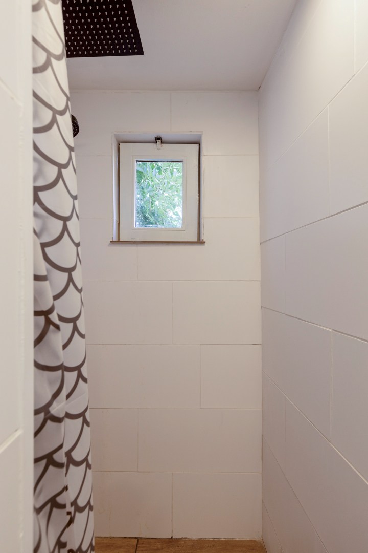 Sfeervol gerenoveerde dijkwoning met riante schuur. 