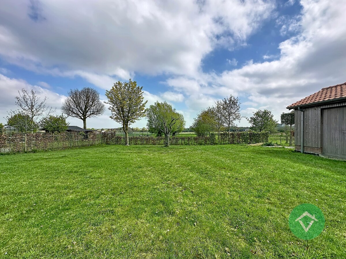 Statige bungalow op 1.811m² met landelijk zicht, drie slaapkamers en twee garages te Ichtegem 