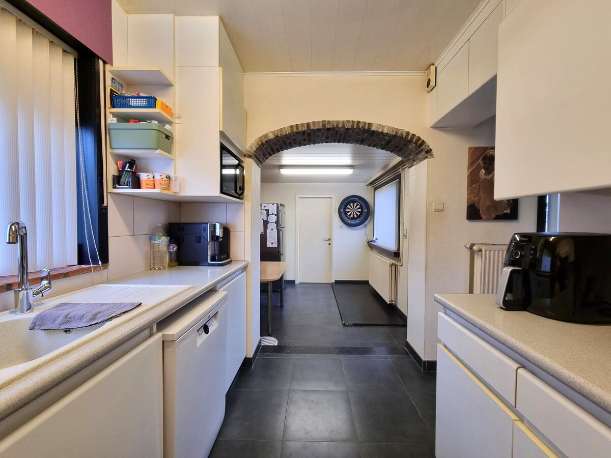 Halfopen woning met garage en dubbele oprit te Heist 