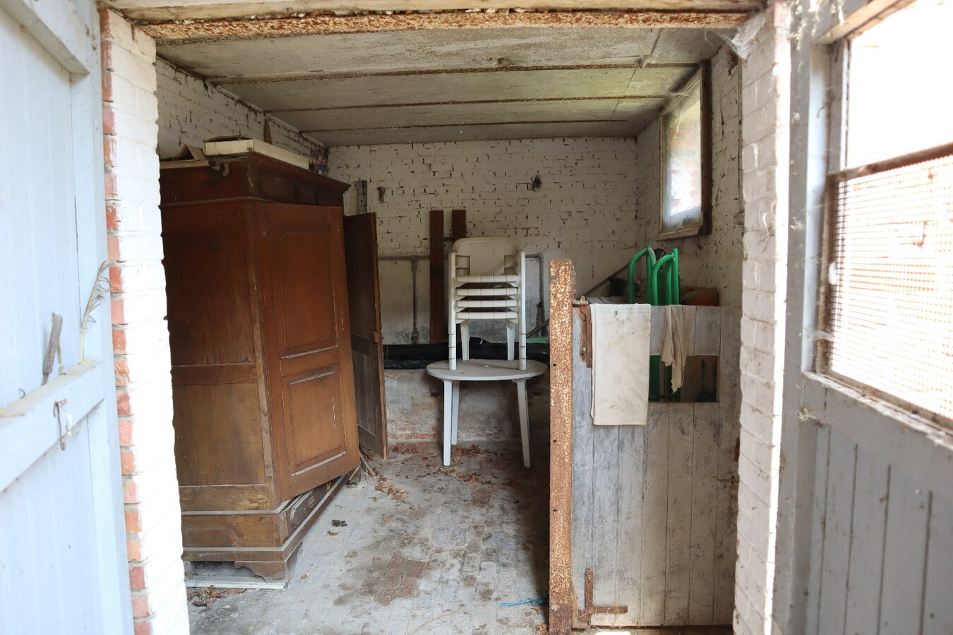 Ruime te renoveren hoeve met schuur en opslagplaatsen + mogelijkheid voor projectgrond 