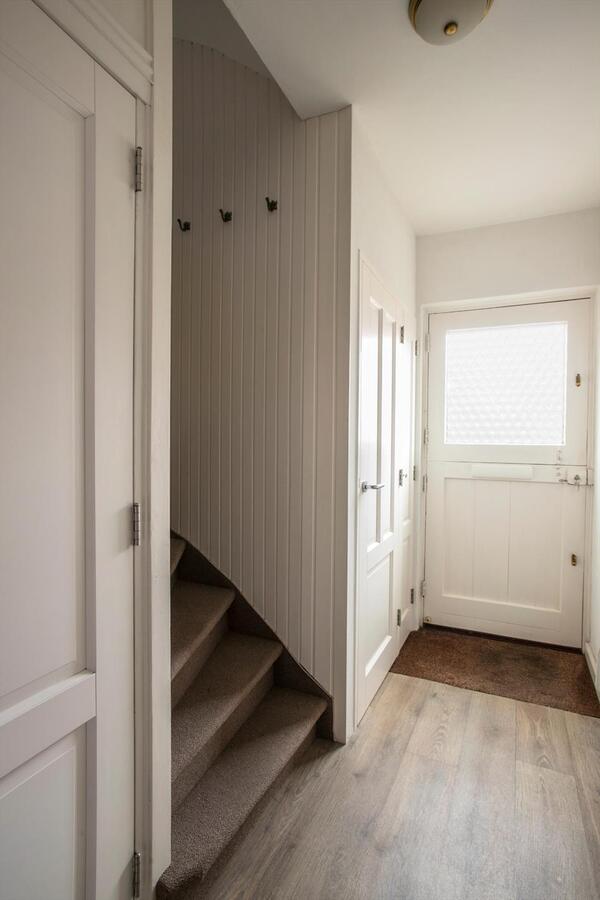 Nette 2-kapper met 4 slaapkamers en privacy biedende tuin gelegen op 346 m² ondergrond. 