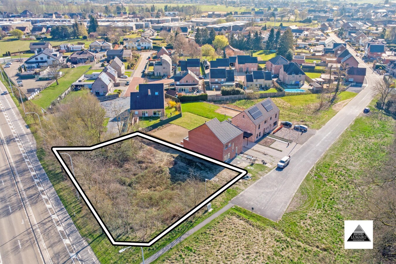 Bouwperceel voor een 3-gevelwoning. Tegenover Park- en Natuurgebied. Nabij Oud Kanaal en de Boslaan. 