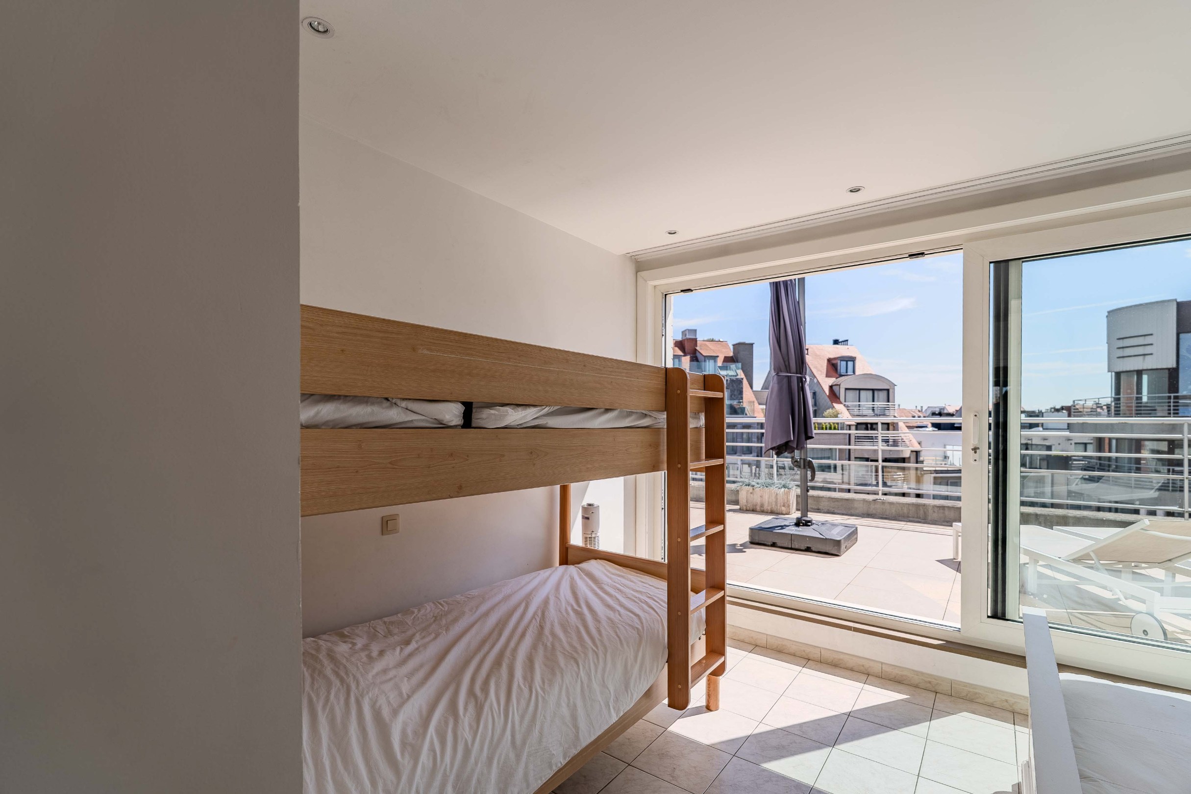 Schitterend penthouse met 2 slaapkamers, ruime terrassen en zijdelings zeezicht. 