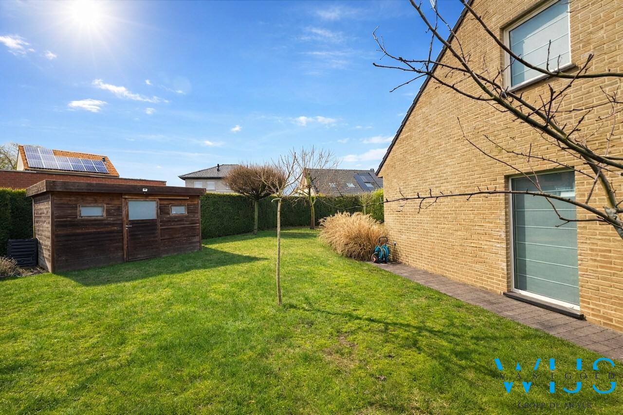 Instapklare halfopen bebouwing in rustige, kindvriendelijke woonwijk ! 