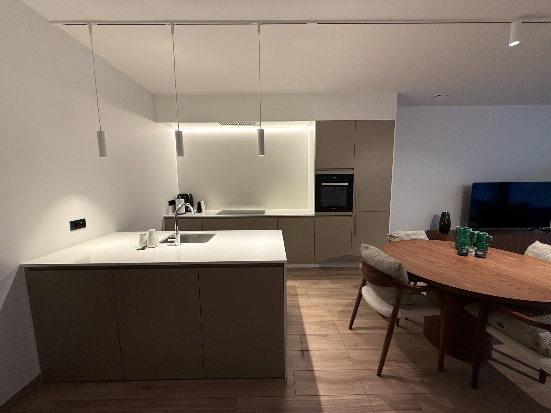 RESIDENTIE WATERVLIET - Gelijkvloers - Energiezuinig nieuwbouwproject met een hoogwaardige afwerkingen gelegen in het centrum van Knokke, nabij de Winkelstraten en op enkele meters van het strand. 