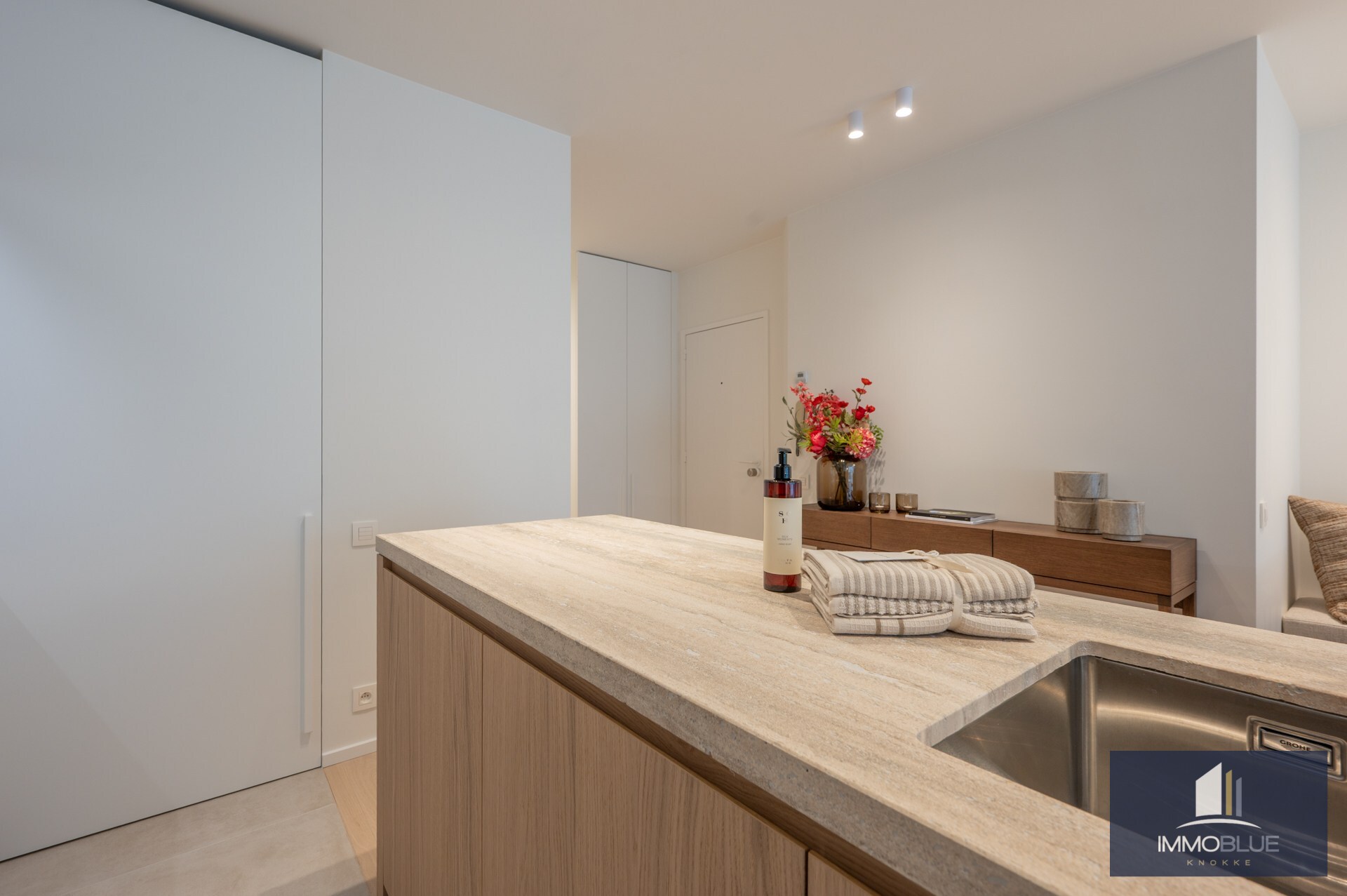 Stijlvol volledig gerenoveerd appartement gelegen nabij het Rubensplein . 