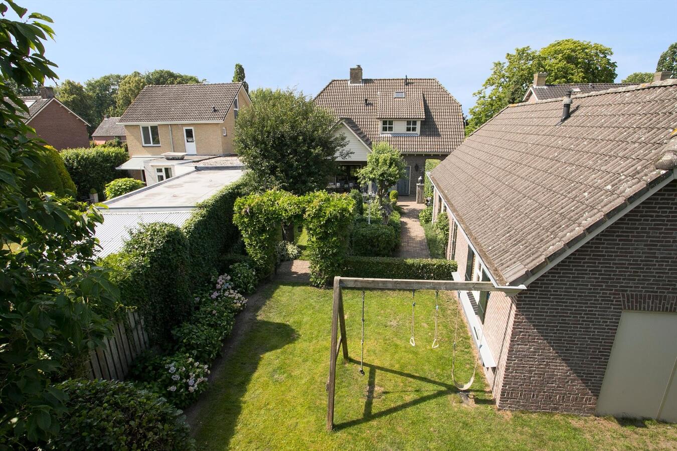 Vrijstaande woning met grote garage, 4 slaapkamers en ruime zolderverdieping. 