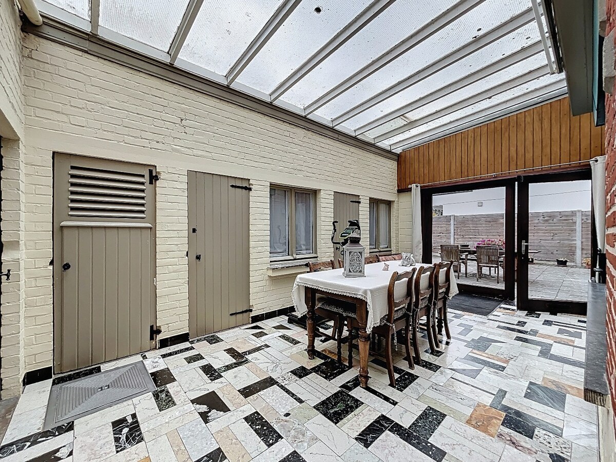 Ruime, solide jaren '50 woning met 2 garages te Nederzwalm 