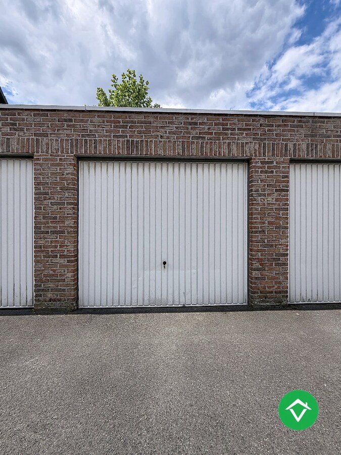 Instapklaar dakappartement met 4 slaapkamers, 2 terrassen en autostaanplaats te Roeselare (160m²) 