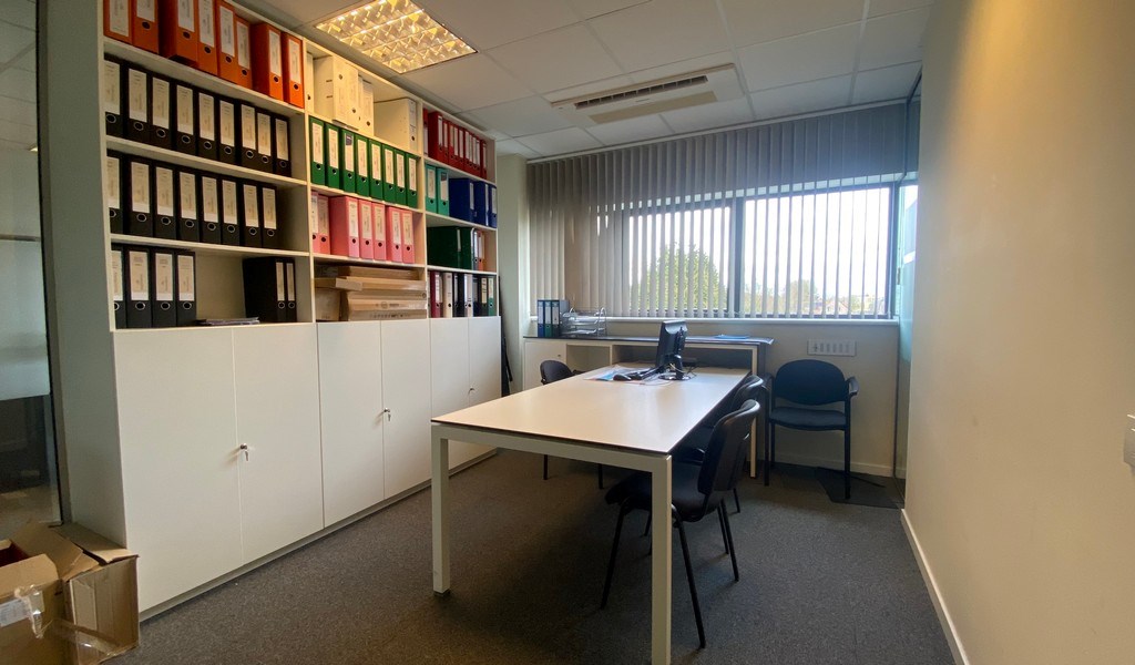 Ingedeelde kantoorruimte met parking te huur in Sint-Martens-Latem