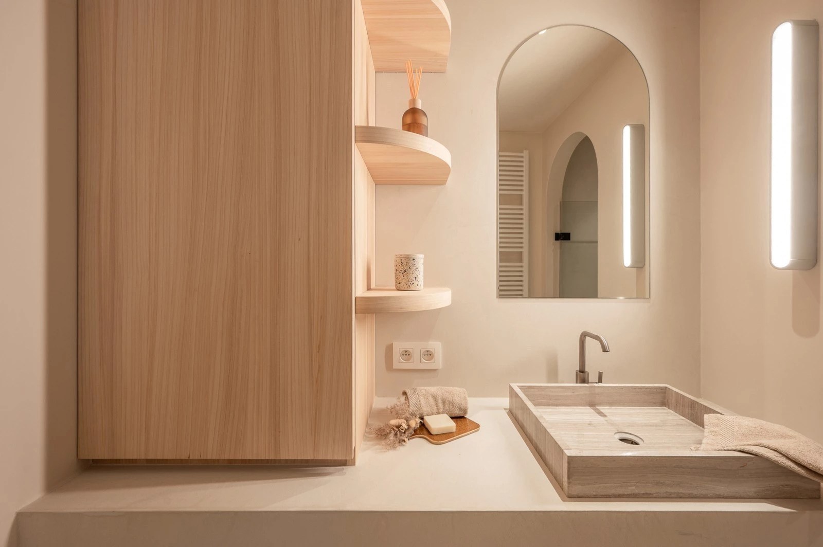 Luxueus gerenoveerd appartement met frontaal zeezicht gelegen tussen het Albertplein en de wandeldijk. 