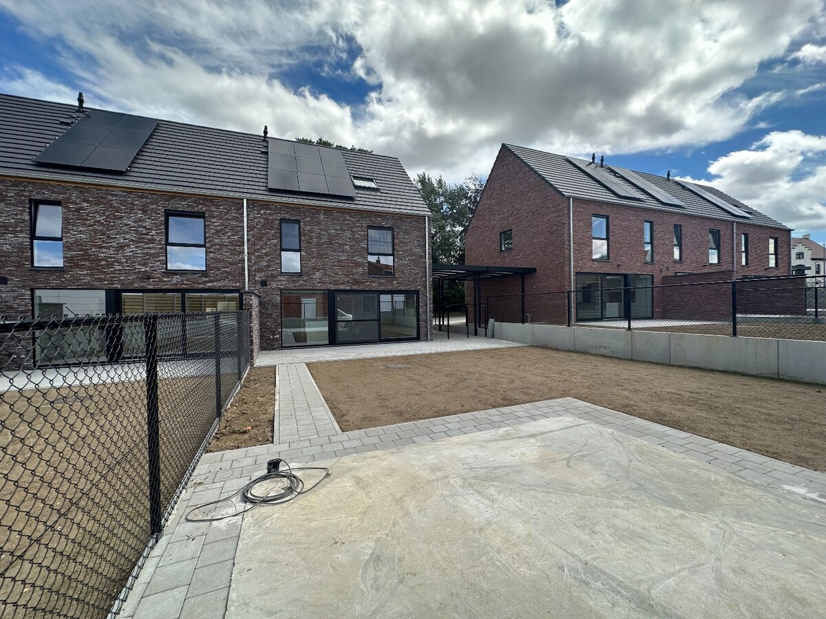 Ruime, halfopen nieuwbouwwoning met 4 slaapkamers 