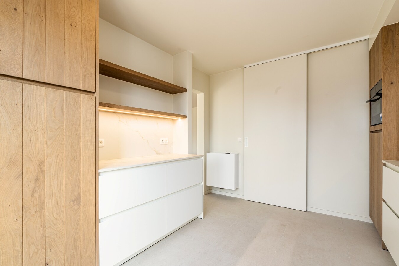 Totaal gerenoveerd appartement met open zicht en uitzonderlijke terrassen op topligging in Heist. 