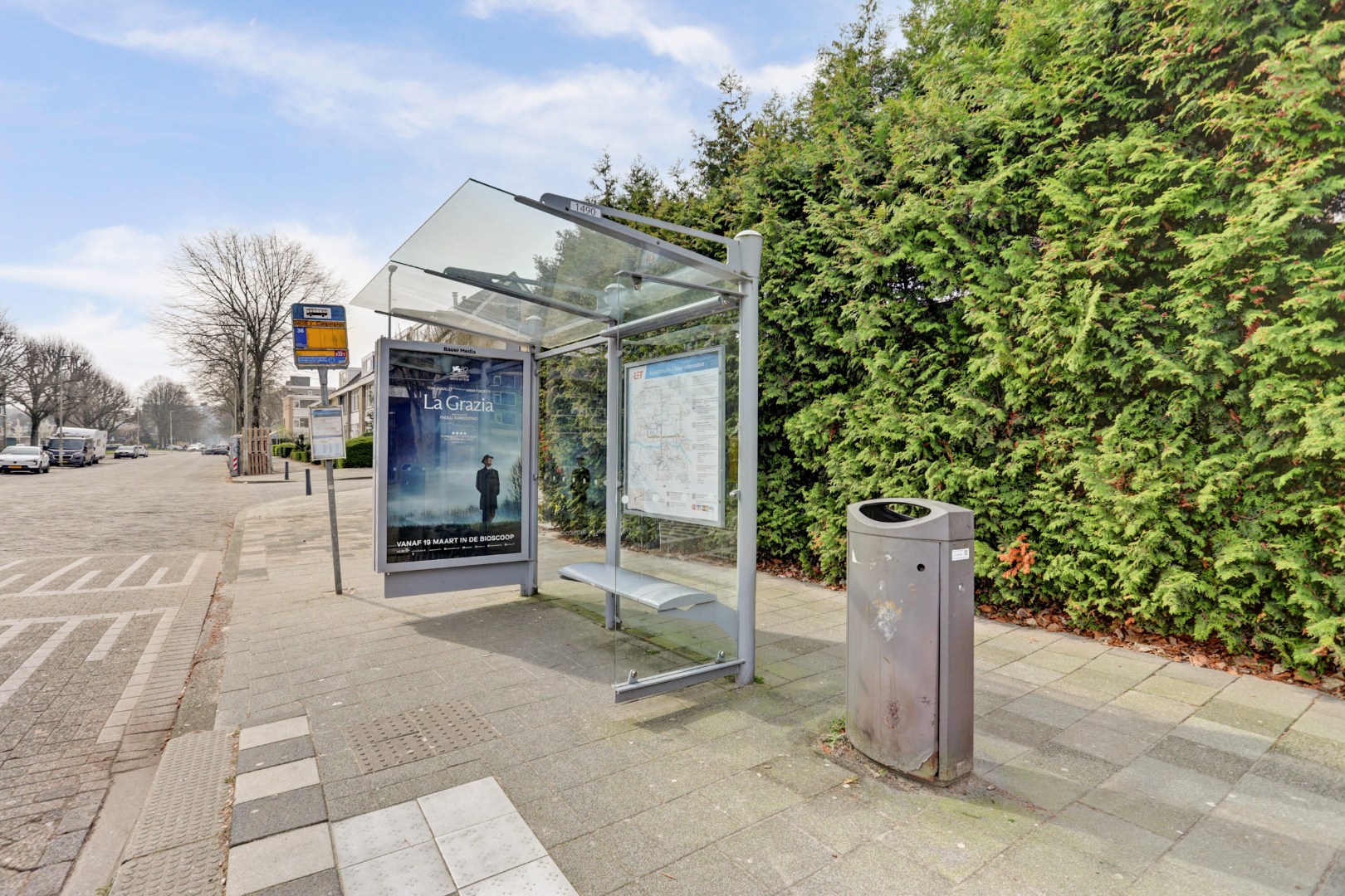 In het geliefde "Lage Land' is gelegen deze uitgebouwde 5-kamer tussenwoning met zonnige en diepe tuin en geheel gelegen op eigen grond. 