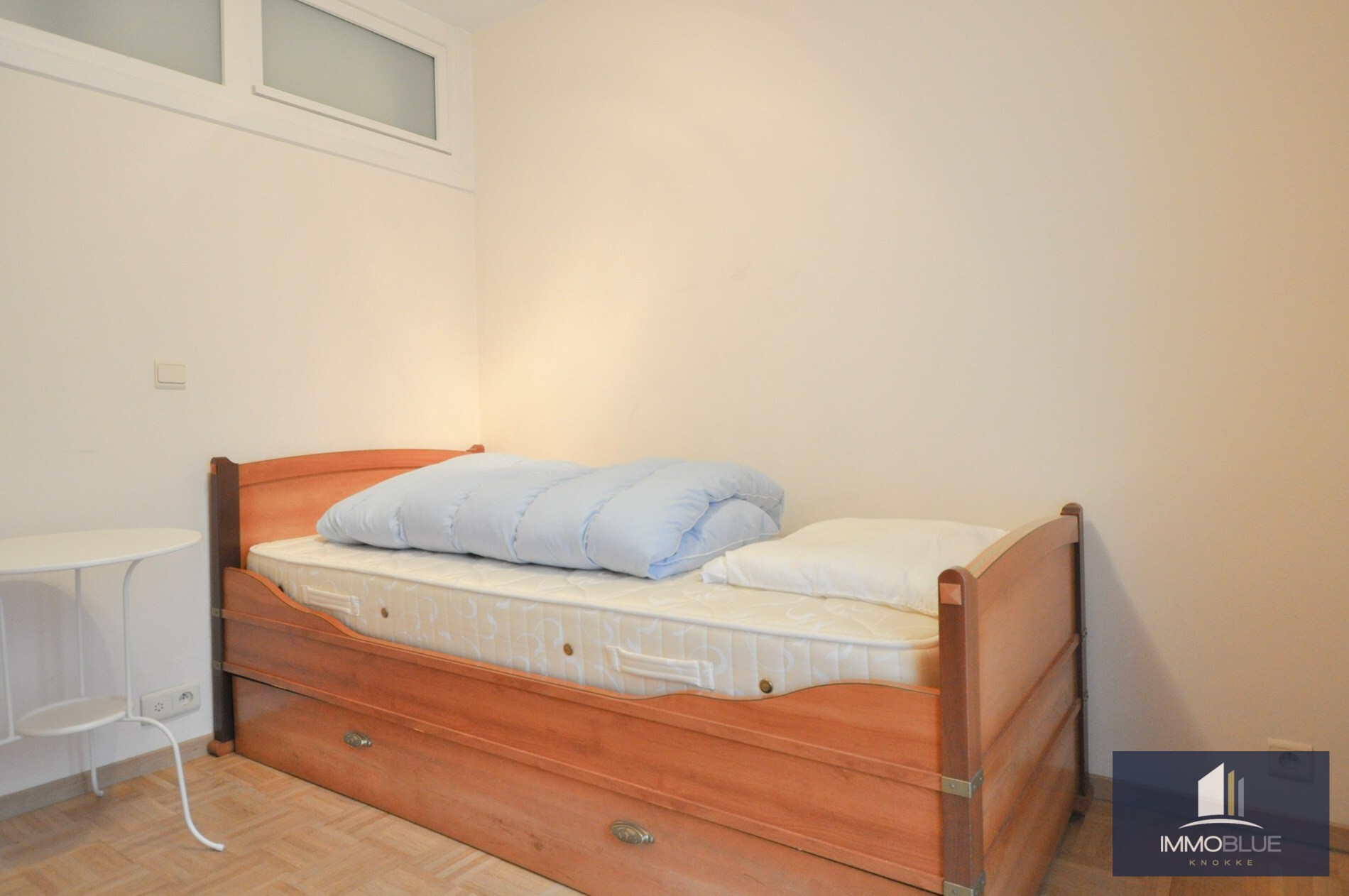 Lichtrijk appartement met een ruim zuidwest gericht terras gelegen nabij het commercieel centrum en het strand. 