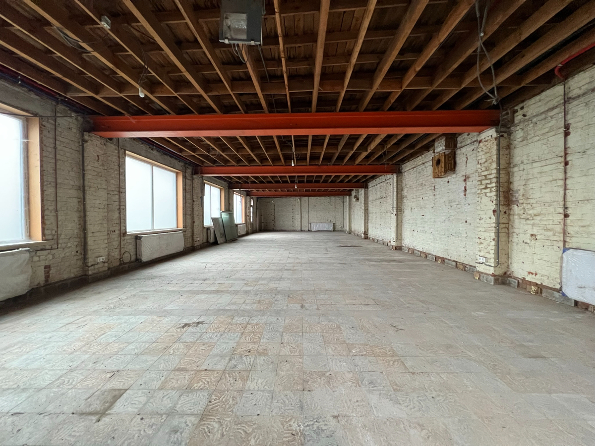 Très bel entrepôt de +/-350m² 