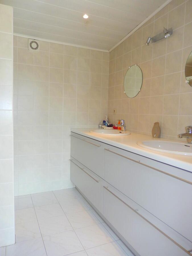 Instapklare woning met grote opslagplaats en 3 garages 